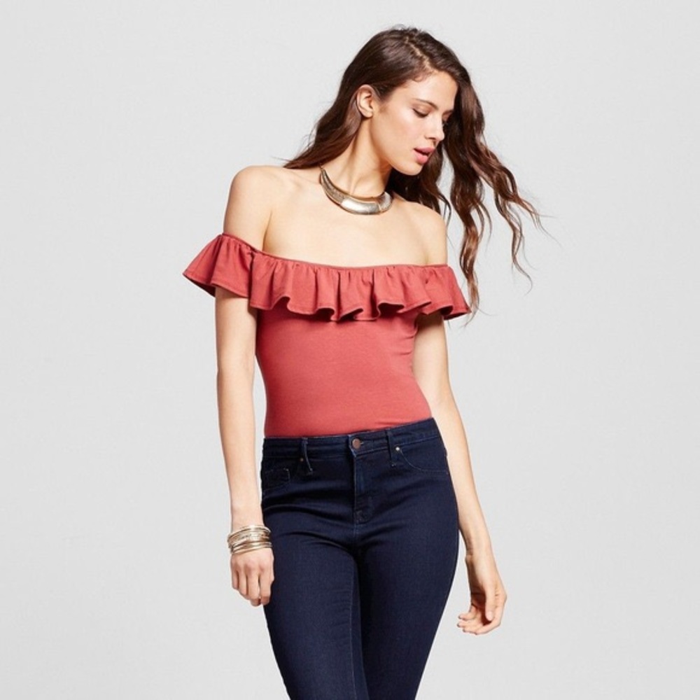 🌼 off shoulder bodysuit🌼